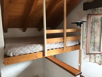 Doppelbett auf dem Dachboden