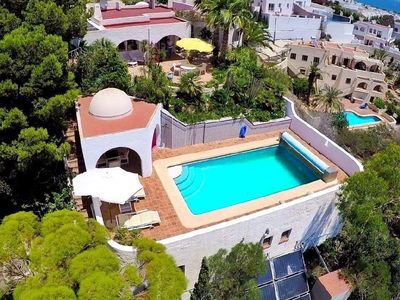 Drohnenaufnahme des Ferienhauses mit unterer und oberer Terrasse