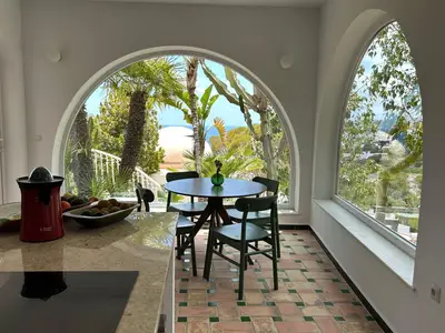 Küche mit Sitzplatz und Bick aufs Meer