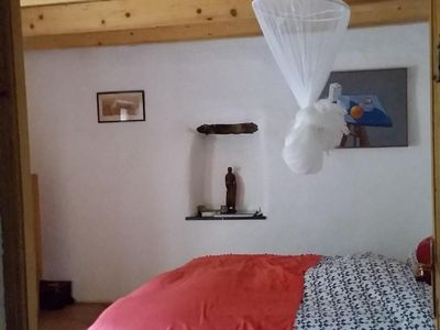 Schlafzimmer mit Doppelbett, Ausblick zum Garten