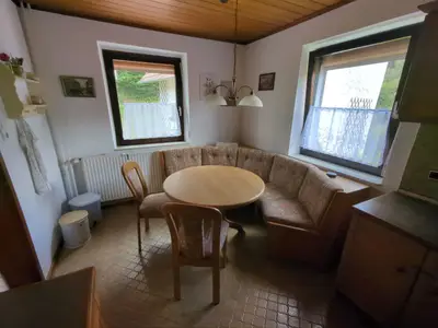Gemütliche Sitzecke in der Küche mit Blick in Hof und Garten