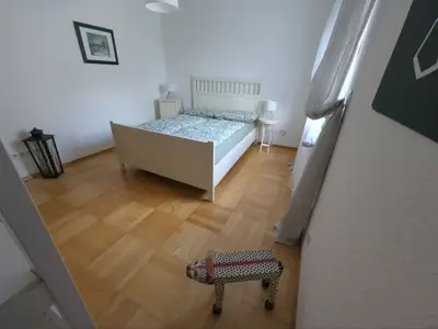 Schlafzimmer unten (französisches Doppelbett 140cm breit)