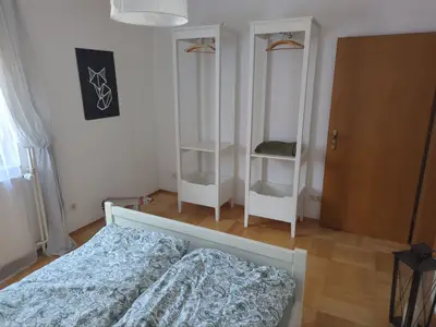 Schlafzimmer unten (französisches Doppelbett 140cm breit)