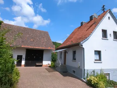 Haus mit Scheune und Hof