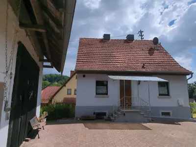 Hausansicht mit Haustür