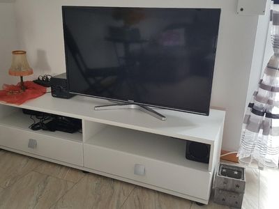 Wohnbereich. Flachfernseher mit Spielekonsole und Radio/CD/USB