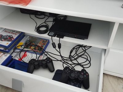 Wohnbereich. Spielekonsole "Playstation 2" mit zahlreichen Spielen