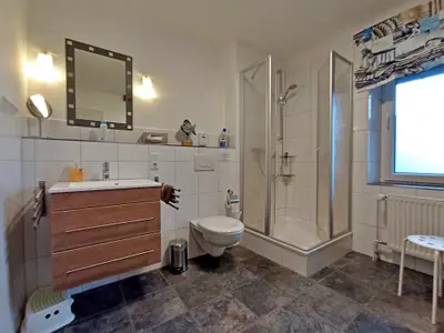 das Bad im Obergeschoss