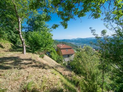 Außenansicht des Gebäudes. Ausblick von oberhalb des Hauses