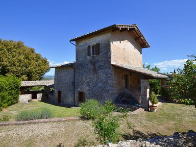 Der Turm und der ihn umgebende Garten