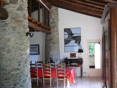 Salle à manger (porte ouvrant sur la cuisine)