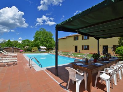 Die ausgestattete Pergola für das Abendessen in der Nähe des Pools