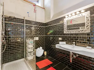 Badezimmer mit Dusche