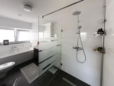 Haupt Badezimmer mit Whirlpool