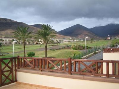 Blick auf die Landschaft von einer oberen Terrasse