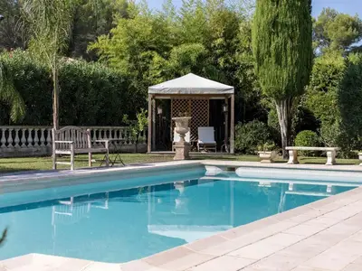 Swimmingpool mit Pergola