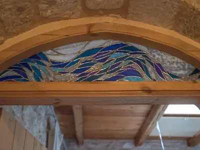 Türrahmen mit Verzierungen aus Glas