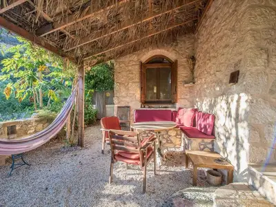 Garten hinter dem Haus mit vielen Sitzgelegenheiten, sowie einem tisch und einer gemütlichen Hängematte
