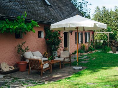 Vorderseite des Hauses mit Garten-Lounge