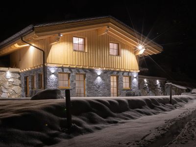 Bergler-Hoamat-Navis-Aussenansicht-Winter-Nacht