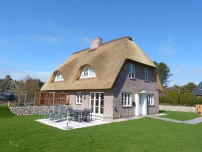 Ferienhaus Heidehüs mit Reetdach in Süddorf am Amrum