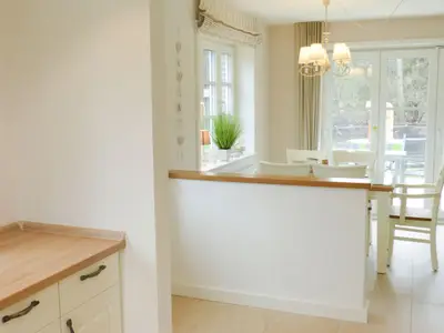 Esstisch mit Gartenblick in der Ferienwohnung Seepferdchen in Süddorf auf Amrum