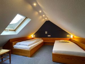 Schlafgalerie mit zusammenstellbaren Einzelbetten des Bungalow
