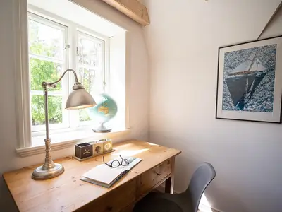 Schreibtisch mit Waldblick in der Ferienwohnung Skagen