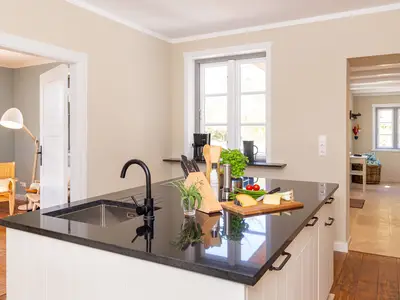 Küche in Hanjes Kapitänshaus mit Kücheninsel