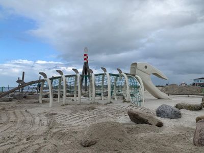 Klettergerüst und Rutsche am Strand Neßmersiel