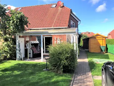 Außenansicht des Gebäudes. Terrasse, Außensauna, Gartenhaus