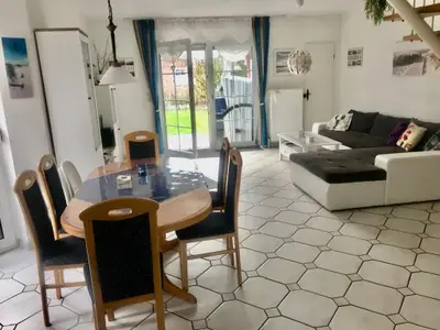 WZ im EG mit Terrassenflügel, Erker mit Esstischgruppe u. 6 Stühlen und Sitzgarnitur als Schlafsofa