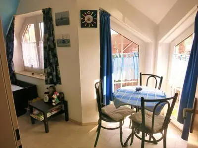 Kleines Schlafzimmer im OG mit 2 Einzelbetten 2x1m, Erker und Esstischbereich