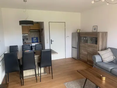 Essplatz im Wohnzimmer - rechts die Kühl-Gefrierkombination