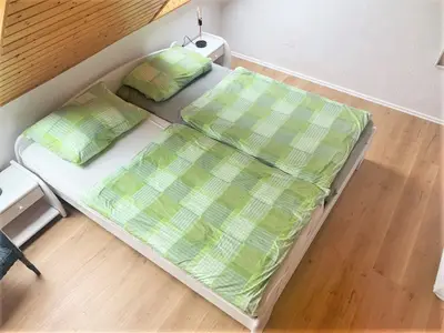 Schlafzimmer  mit Bett 180x200