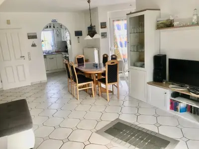 Wohnzimmer im EG mit Erker und Durchgang zur Küche und Diele, Esstischgruppe mit 6 Stühlen, Treppe z