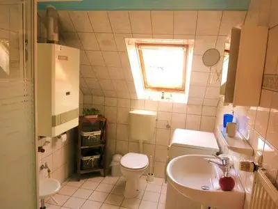 Bad im OG mit Dusche, WT, WC, Waschmaschine, Hocker, Spiegelschrank, Föhn, Türgarderobe u. Regal