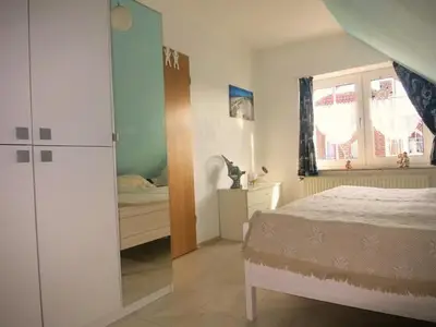Großes Schlafzimmer im OG mit Doppelbett 2x2m, ausziehbares Schlafsofa, Ganzkörperspiegelschrank, Kommoden und SAT-TV