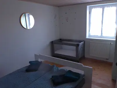 Schlafzimmer 2 mit französischem Bett und Babybett
