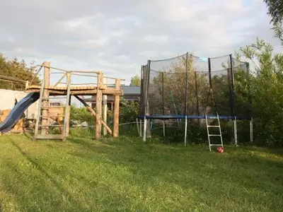 Garten. Auskuck mit Rutsche