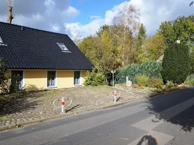 Außenansicht des Gebäudes. Parkplätze der Wohnungen 3 und 4