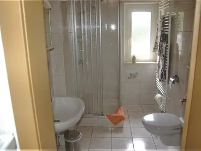 Bad mit Dusche und WC