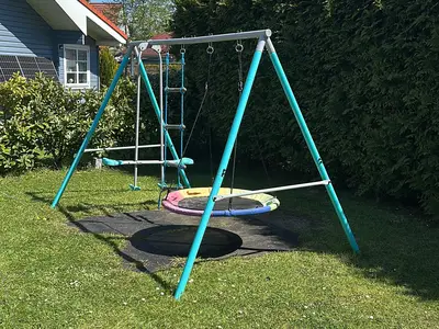 Schaukel im Gartenbereich