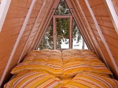 Schlafzimmer 1, hat jetzt auch Plissee.