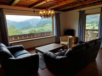 Wohnzimmer mit Panorama-Fenster