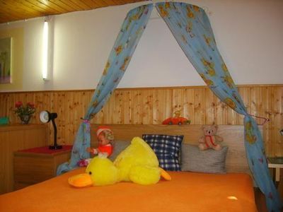 Spielzimmer mit Himmelbett