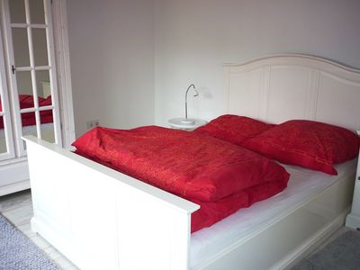 EG: Französisches Bett im Schlafzimmer