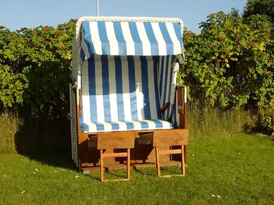 Garten. Strandkorb im Garten