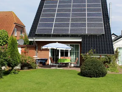 Außenansicht des Gebäudes. Blick auf das Haus vom Garten aus