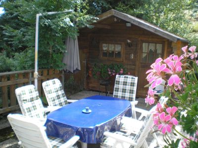 Große Terrasse mit Gartenhaus, Grill und Gartenmöbeln